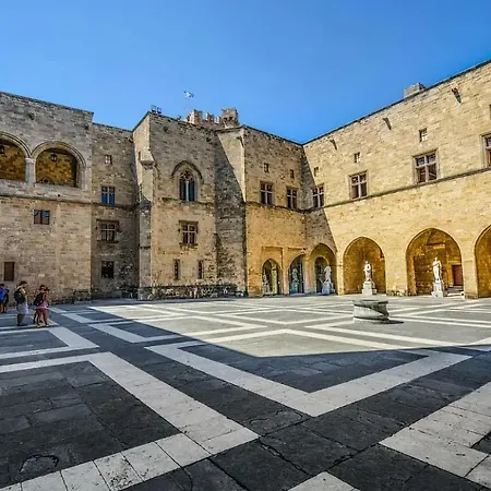 Naria Medieval House شقة